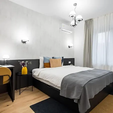 Sunny 2br Flat - Location - Charming Balcony Apartman
