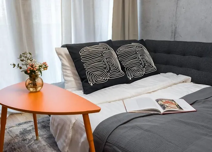 Sunny 2br Flat - Location - Charming Balcony *