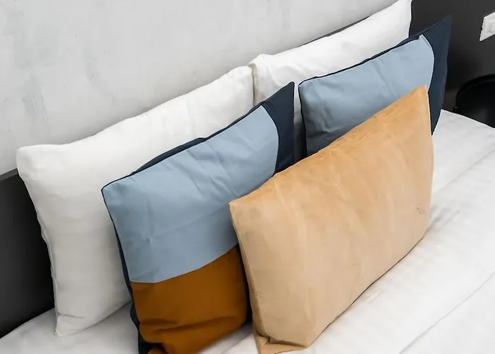 Sunny 2br Flat - Location - Charming Balcony