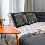 Sunny 2br Flat - Location - Charming Balcony *
