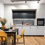 Sunny 2br Flat - Location - Charming Balcony Lejlighed *