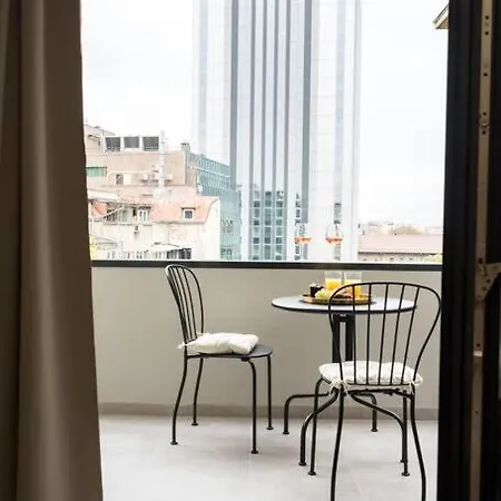 Sunny 2br Flat - Location - Charming Balcony