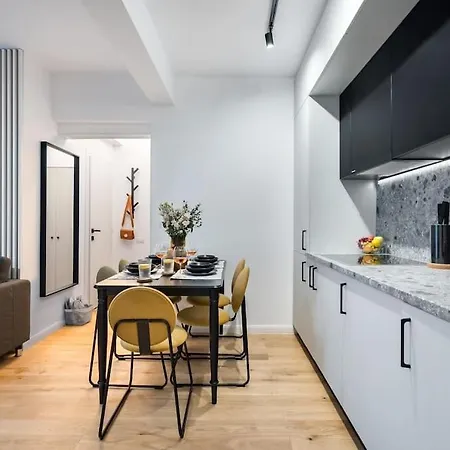 Sunny 2br Flat - Location - Charming Balcony Apartment