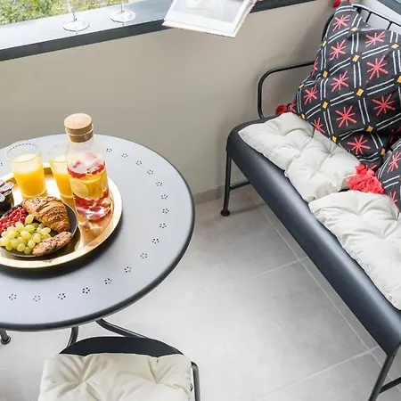 Appartement Sunny 2br Flat - Location - Charming Balcony Boekarest