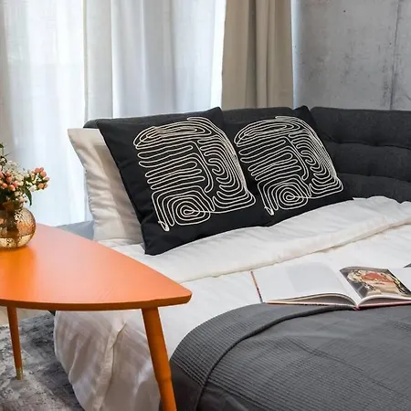 Sunny 2br Flat - Location - Charming Balcony *