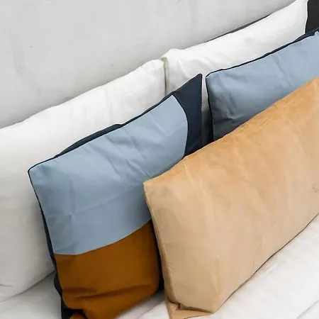 Sunny 2br Flat - Location - Charming Balcony