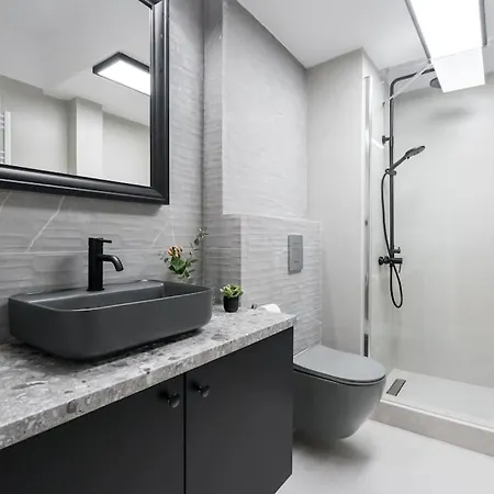 Sunny 2br Flat - Location - Charming Balcony