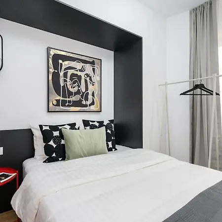 Sunny 2br Flat - Location - Charming Balcony