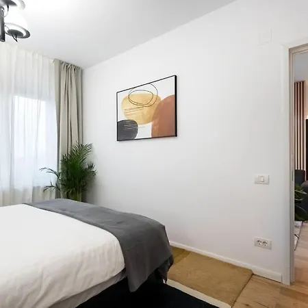 Sunny 2br Flat - Location - Charming Balcony Boekarest