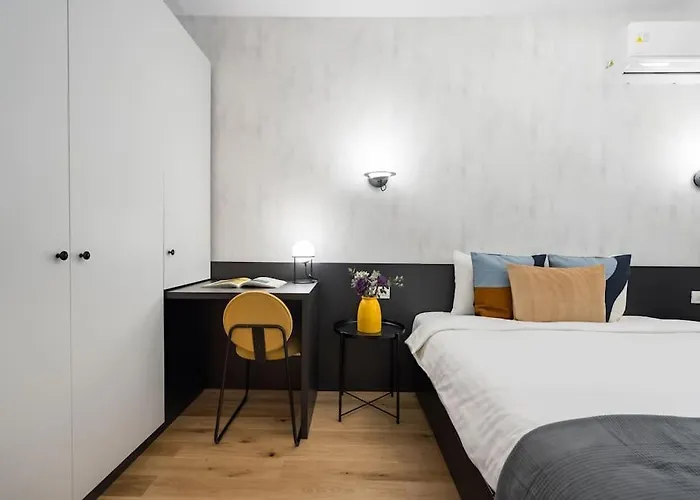 Sunny 2br Flat - Location - Charming Balcony Lägenhet Bukarest