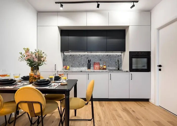 Sunny 2br Flat - Location - Charming Balcony Lägenhet *