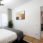 Sunny 2br Flat - Location - Charming Balcony بوخارست
