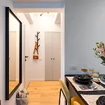 Sunny 2br Flat - Location - Charming Balcony شقة